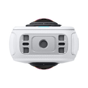 Insta360 X4 Air Starter Bundle -toimintakamera ylhäältä, jossa on kuvioidut sivukahvat, keskeinen pyöreä linssi ja erilaisia painikkeita ja aukkoja linssin ympärillä.