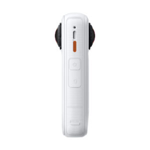 Insta360 X4 Air Starter Bundle -toimintakamera näkyy sivulta, ja siinä on kuvioitu kahva, kaksi suurta painiketta, oranssilla merkitty liukukytkin sekä mustat ja punaiset linssit molemmissa reunoissa valkoista taustaa vasten.