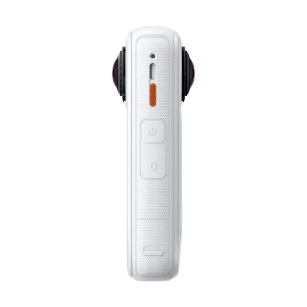 Insta360 X4 Air Starter Bundle -toimintakamera näkyy sivulta, ja siinä on kuvioitu kahva, kaksi suurta painiketta, oranssilla merkitty liukukytkin sekä mustat ja punaiset linssit molemmissa reunoissa valkoista taustaa vasten.