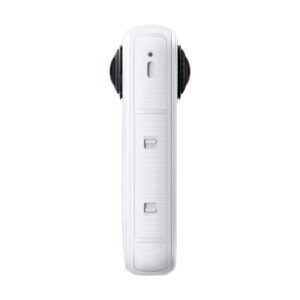 Insta360 X4 Air Starter Bundle -toimintakameran sivukuvassa näkyy kaksi suorakulmaista painiketta, pieni pyöreä portti yläpuolella ja kalansilmälinssien reunat molemmilla sivuilla.