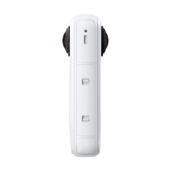 Insta360 X4 Air Starter Bundle -toimintakameran sivukuvassa näkyy kaksi suorakulmaista painiketta, pieni pyöreä portti yläpuolella ja kalansilmälinssien reunat molemmilla sivuilla.