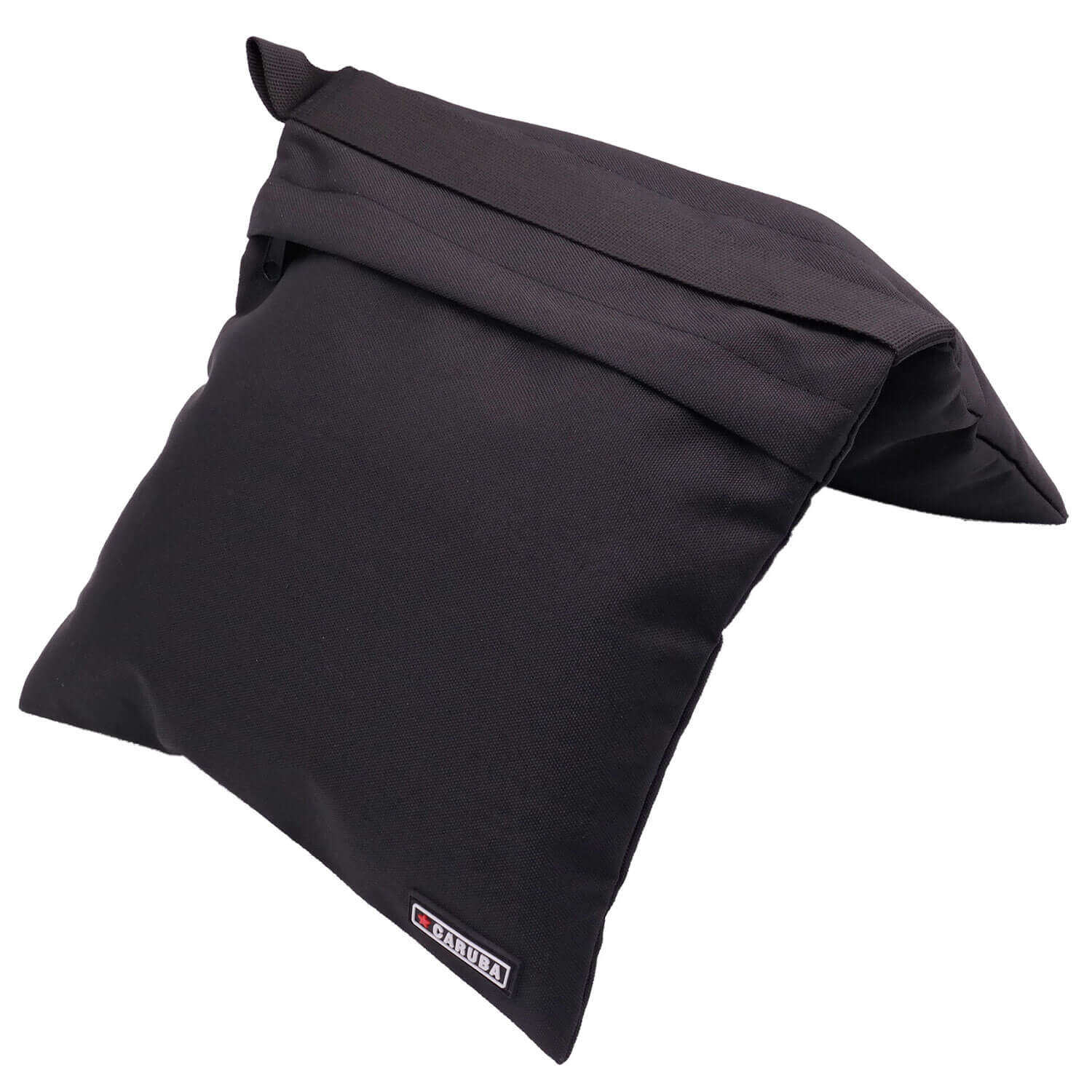 Caruba Sandbag Double Pro - Large on musta, neliönmuotoinen hiekkasäkki, jossa on taittuva läppä ja punavalkoinen ABUJA-logo yhdessä kulmassa, joka on suunniteltu käytettäväksi vakauttavana painona.