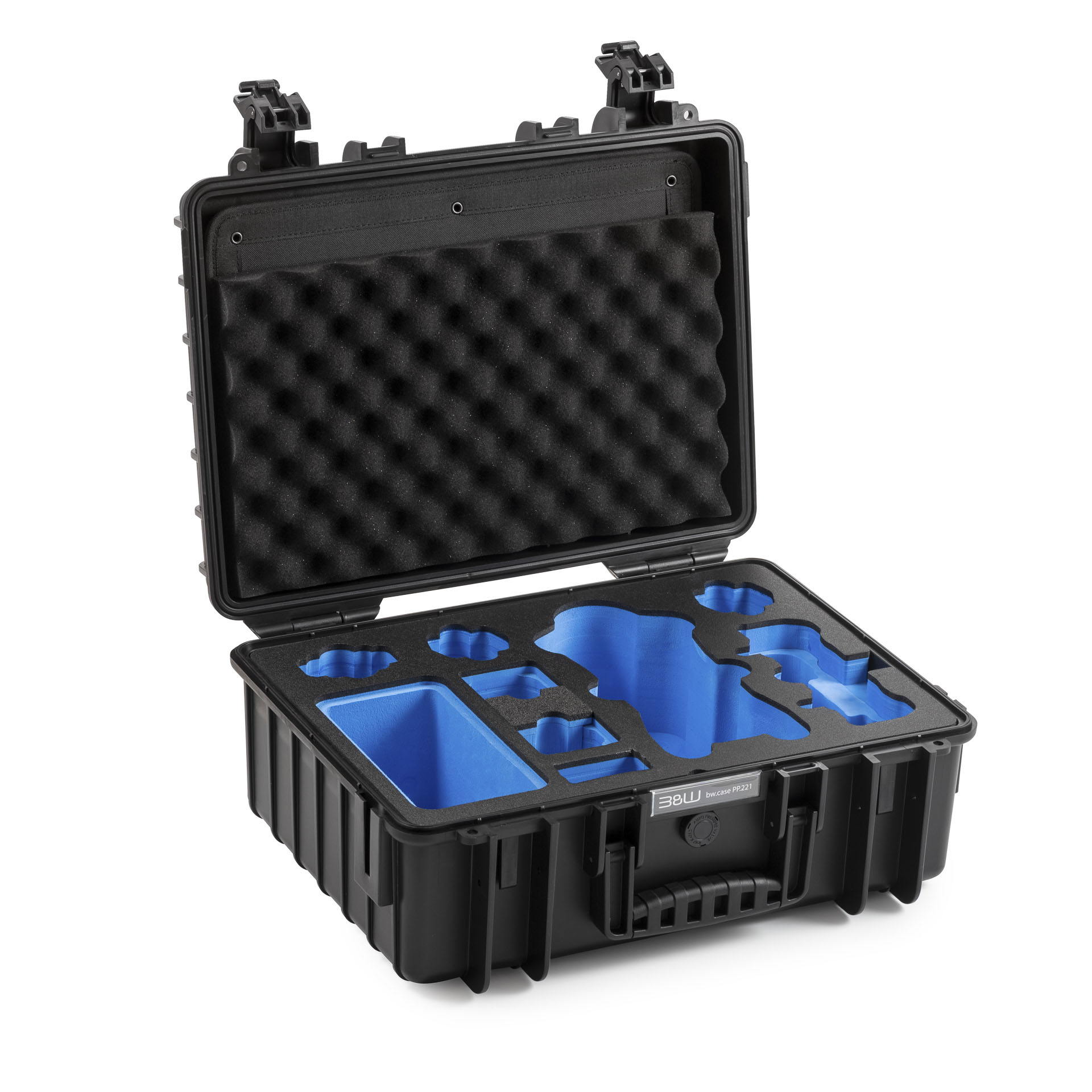 Mustassa B&W Outdoor Cases Type 5000 for DJI Mavic 4 Pro -laitteessa on kova kuori, vaahtomuovilla pehmustettu kansi ja mukautetut siniset insertit, jotka pitävät laitteesi turvallisesti. Kuvattu avattuna valkoista taustaa vasten.