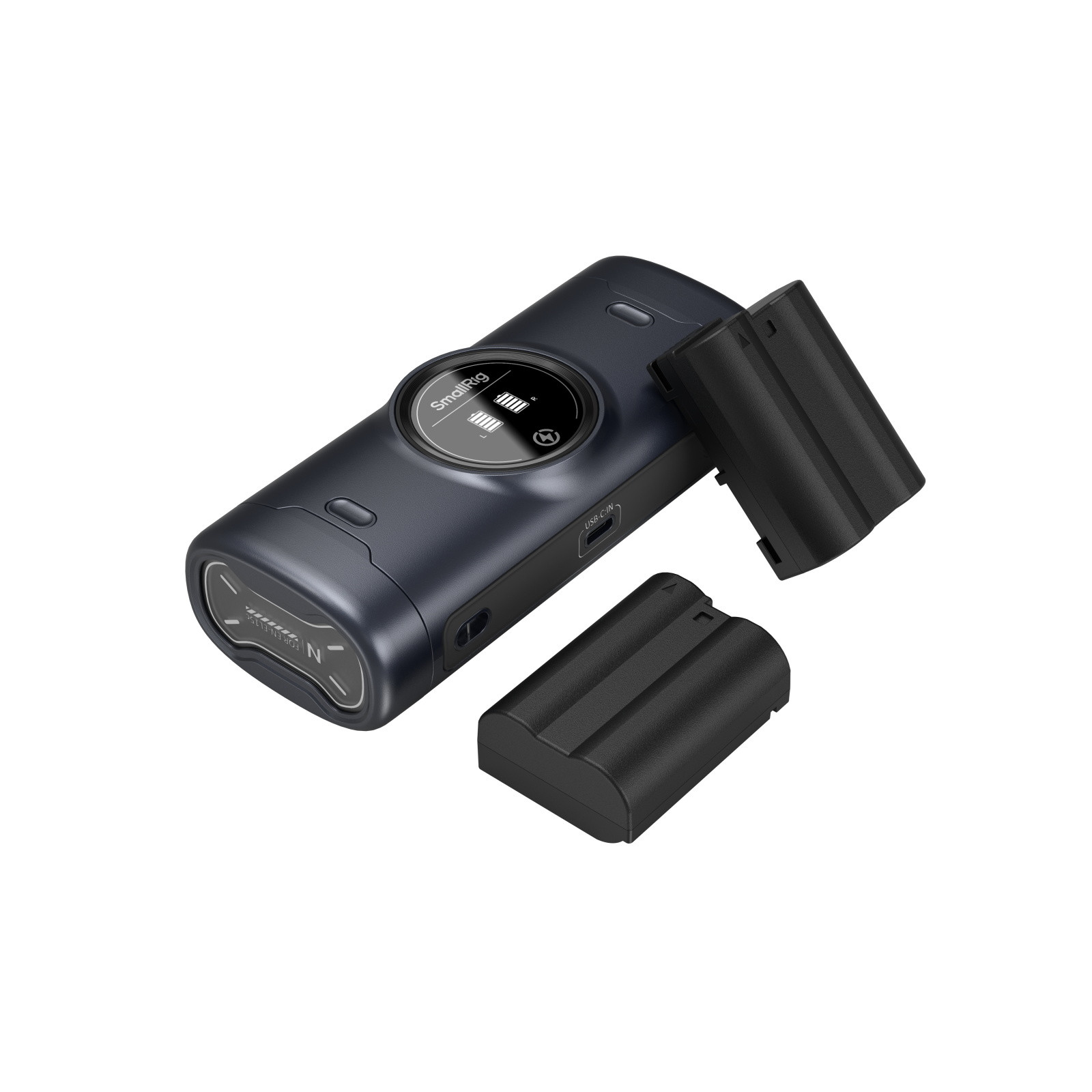 SmallRig 5697 Portable Charger Case Kit for EN-EL15c Camera Batteries -kotelosarja on kuvattu mustana, ja sen lokero on auki, ja sen vieressä on kaksi erillistä mustaa akkua valkoisella pohjalla.