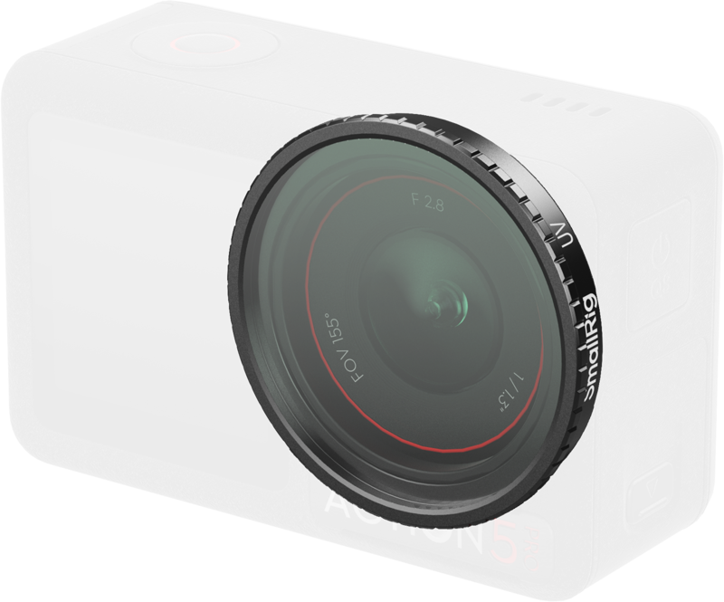 Lähikuva SmallRig 5838 Attachable UV Filter for DJI Osmo Action 5 Pro/4 -suodattimesta osittain läpinäkyvän action-kameran objektiivin etupuolella, johon on merkitty FOV 55°, F2.8 ja 1/1.3.
