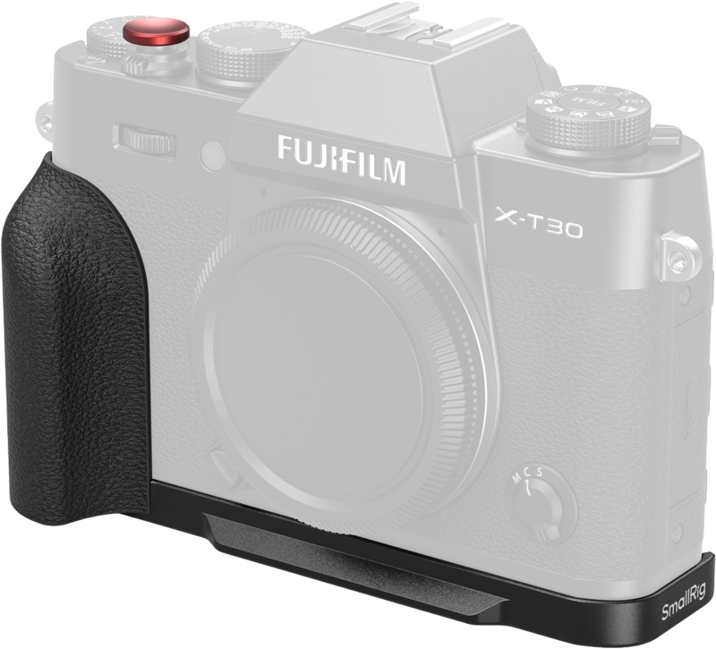Kuvassa on Fujifilm X-T30 -kamera, johon on kiinnitetty SmallRig 5663 L-muotoinen kiinnityslevy, jossa on musta kuvioitu kahva ja metallinen pohjalevy. Muu osa kamerasta on himmeä, jotta kahvan lisävaruste tulisi esiin.