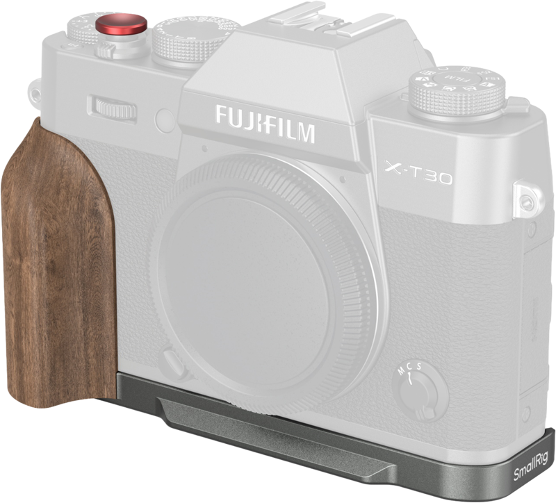 Fujifilm X-T30 -kamera, jonka alaosaan ja vasempaan kylkeen on kiinnitetty SmallRig 5668 L-muotoinen kiinnityslevy ja puinen kahva, valkoista taustaa vasten.