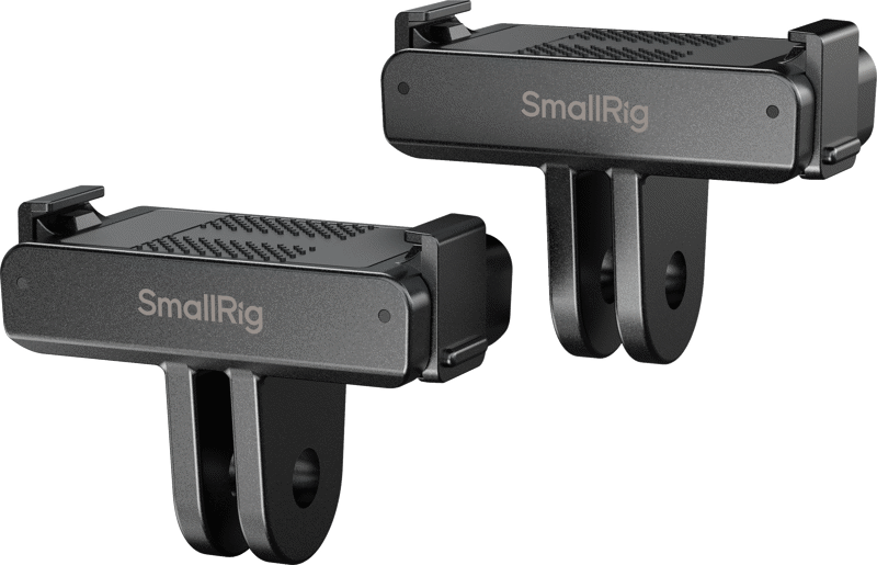 Kaksi mustaa metallista SmallRig 5813 -pikakiinnikeadapteria DJI Osmo 360/Action 5 Pro/4/3 -laitteille, joissa on kaksi kiinnitysaukkoa ja tuotemerkki, näkyvät vaalealla pohjalla; ne on suunniteltu kameralaitteiden kiinnittämiseen tai tukemiseen.