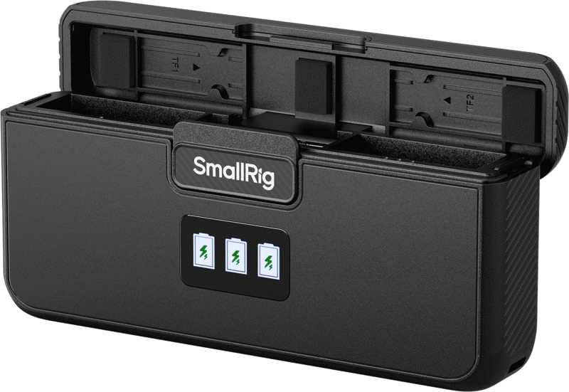 Musta SmallRig 5418 Camera Battery Charger for GoPro 9/10/11/12 -laturi, jonka kansi on avattu, näyttää kolme akkupaikkaa sisällä, ja siinä on kolme etupuolen akkukuvaketta, joissa on vihreät salamasymbolit.