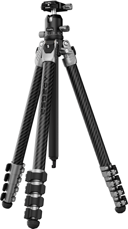 SmallRig 5478 Portable Photo Carbon Fiber Tripod -kolmijalka, mustaa ja hopeaa, sisältää kolme säädettävää jalkaa, joissa on kääntyvät lukot ja kuulapääkiinnitys, kuvassa vaaleaa taustaa vasten.