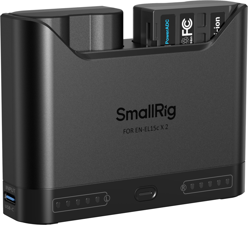 SmallRig 5486 Turbo Charging Kit EN-EL15c-kameran akuille -lataussarjassa on musta kaksoislaturi, johon on asetettu kaksi EN-EL15c-akkua, LED-merkkivalot edessä ja USB-C- ja USB-A-portit sivulla.