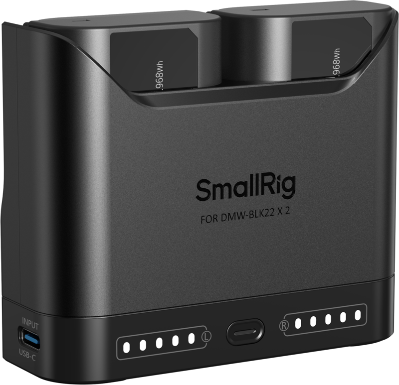 SmallRig 5487 Turbo Charging Kit DMW-BLK22-kameran akuille -lataussarjassa on musta kaksoislaturi, johon on asetettu kaksi akkua, LED-merkkivalot edessä ja USB-C-tuloliitäntä.
