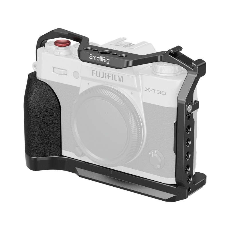 SmallRig 5662 Cage for Fujifilm X-T30/II/III -kehikko mustaa metallia asennetaan Fujifilm X-T30 -kameraan, joka tarjoaa ylimääräisiä kiinnityspisteitä ja suojaa, mutta pitää hallintalaitteet saatavilla. Kamera on esitetty osittain läpinäkyvänä häkin korostamiseksi.