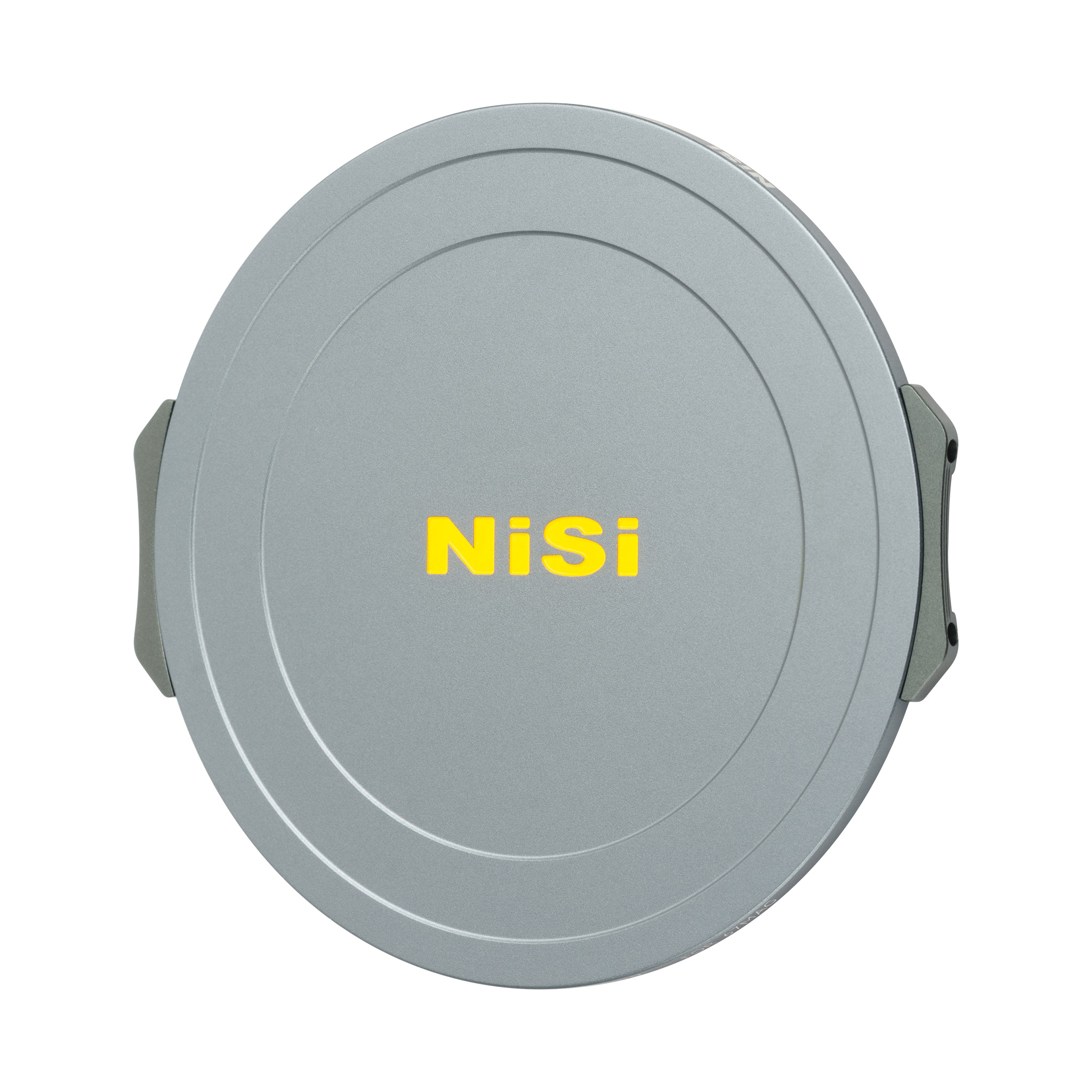 NiSi JetMag Pro 67mm Magnetic Front Cap -etutulppa on pyöreä, hopeinen linssinsuojus, jonka keskellä on rohkea keltainen NiSi-tuotemerkki, sen sileässä pinnassa on hienovaraiset pyöreät urat ja sivuilla metalliklipsit.