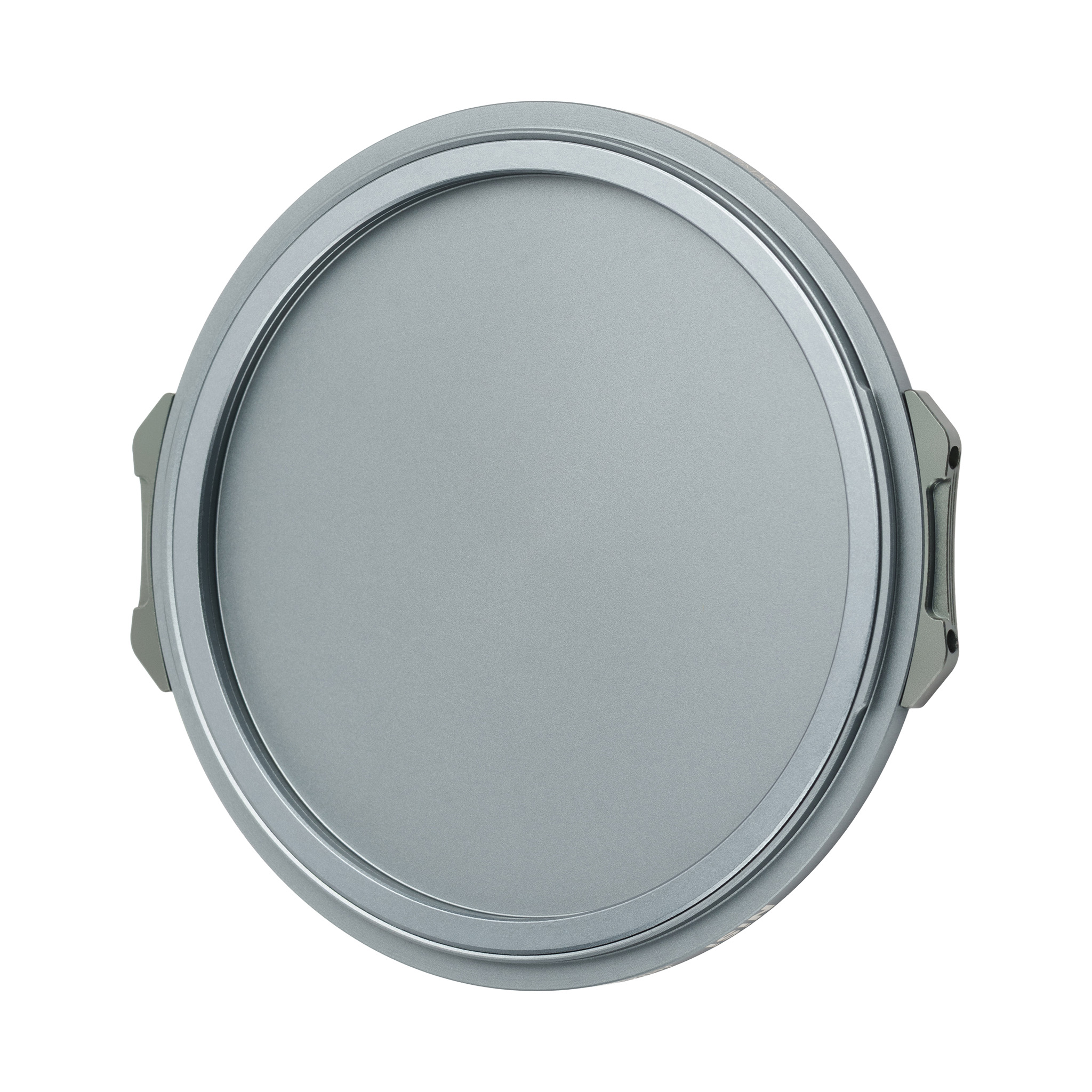 Pyöreä, hopeanvärinen NiSi JetMag Pro 67mm Back Cap -takatulppa näkyy ylhäältäpäin valkoisella pohjalla.