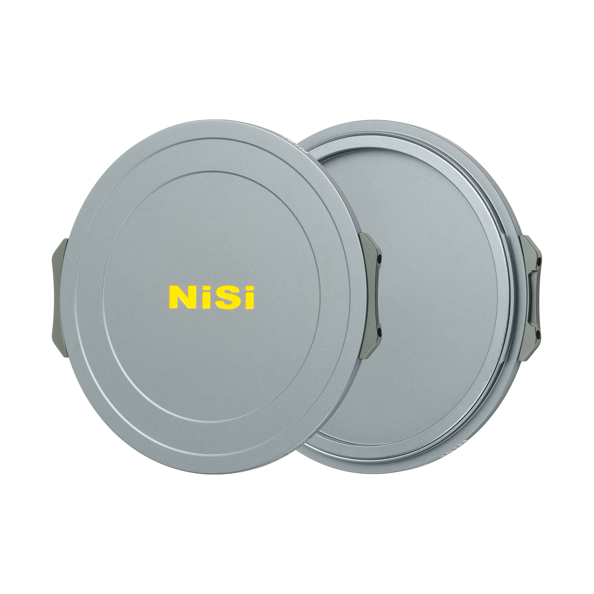 Kaksi pyöreää, harmaata, metallista NiSi JetMag Pro Cap Kit -tulpat-suodatinkoteloa on esitetty päällekkäin, ja niiden etupuolella on keltainen "NiSi"-kirjain. Molemmissa koteloissa on sivuklipsit turvallista kiinnitystä varten.