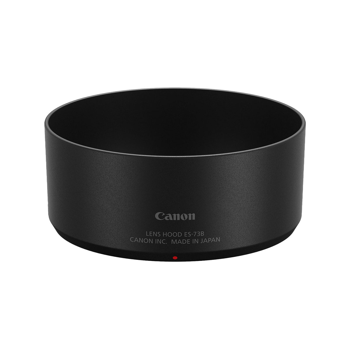 Canon-objektiivin suojus ES-73B on musta ja mattapintainen, siinä on valkoinen teksti, jossa näkyy malli ja tuotemerkki, ja siinä on pieni punainen kohdistuspiste lähellä sen pohjaa.