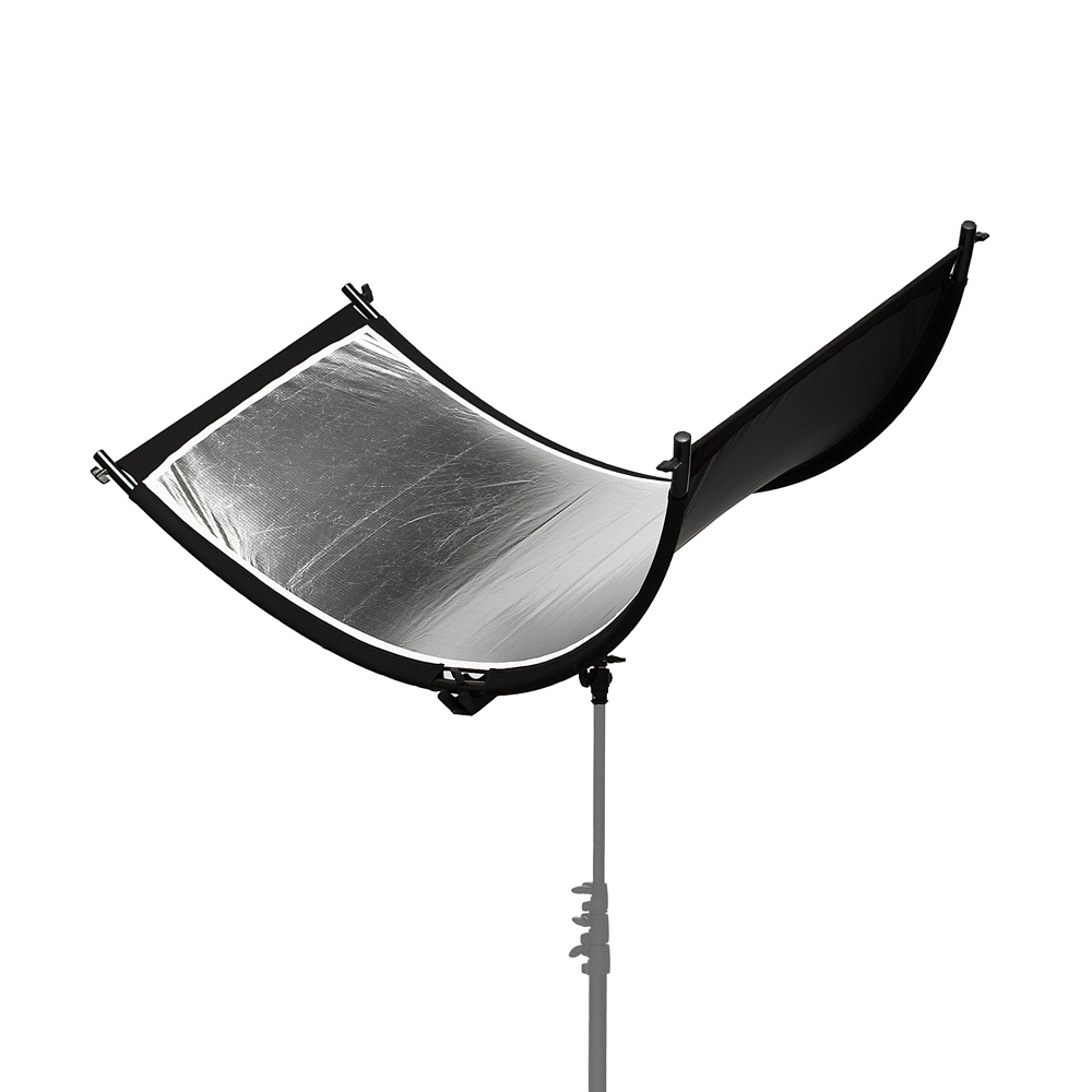 Caruba Curved Face Reflector Pro (180cm x 65cm) on suuri, kaareva metalliheijastin jalustalla, joka on ihanteellinen valon heijastamiseen kuvauskohteisiin. Kuvattu eristettynä valkoisella taustalla.