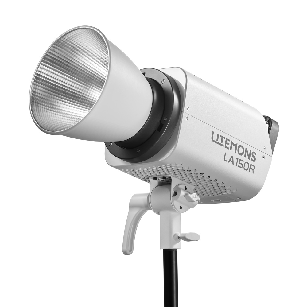 Godox Litemons LA150R RGB LED Video Light Valkoinen on asennettu jalustalle, jossa on suuri hopeinen heijastin ja sivusaukot jäähdytystä varten.