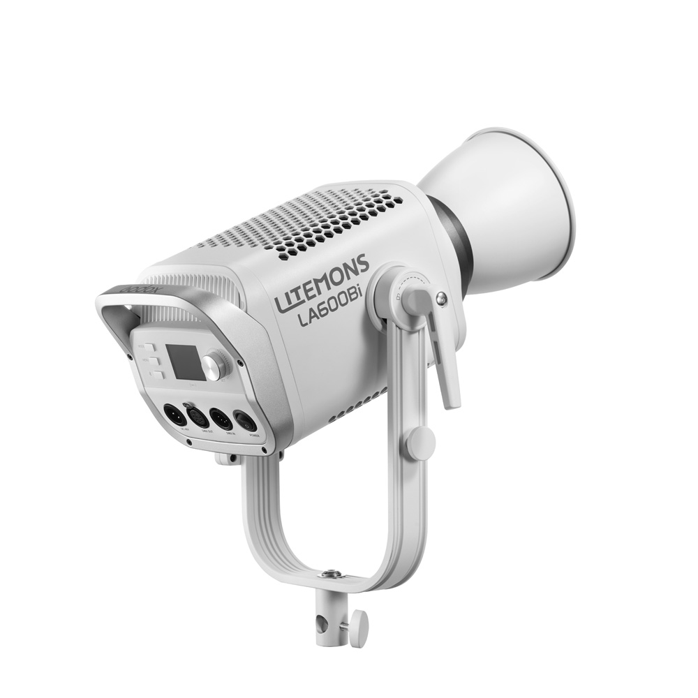Godox Litemons LA600BI BI-Color LED Video Light Valkoinen on asennettu U-muotoiseen säädettävään kiinnikkeeseen, jonka takapaneelissa on digitaalinen näyttö ja säätönupit.