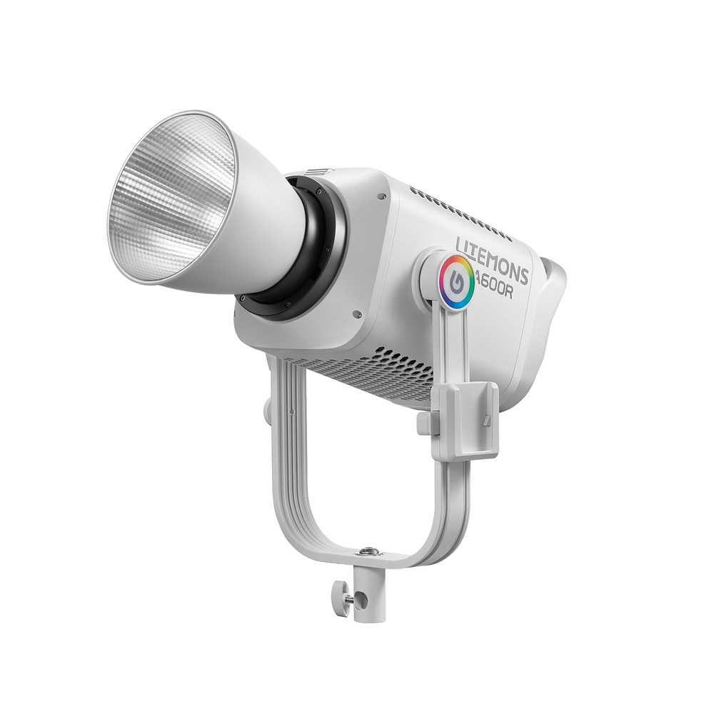 Godox Litemons LA600R RGB LED -videovalaisin Valkoinen, jossa on suuri heijastin ja säädettävä kiinnityskannatin, näkyy tavallisella valkoisella taustalla.