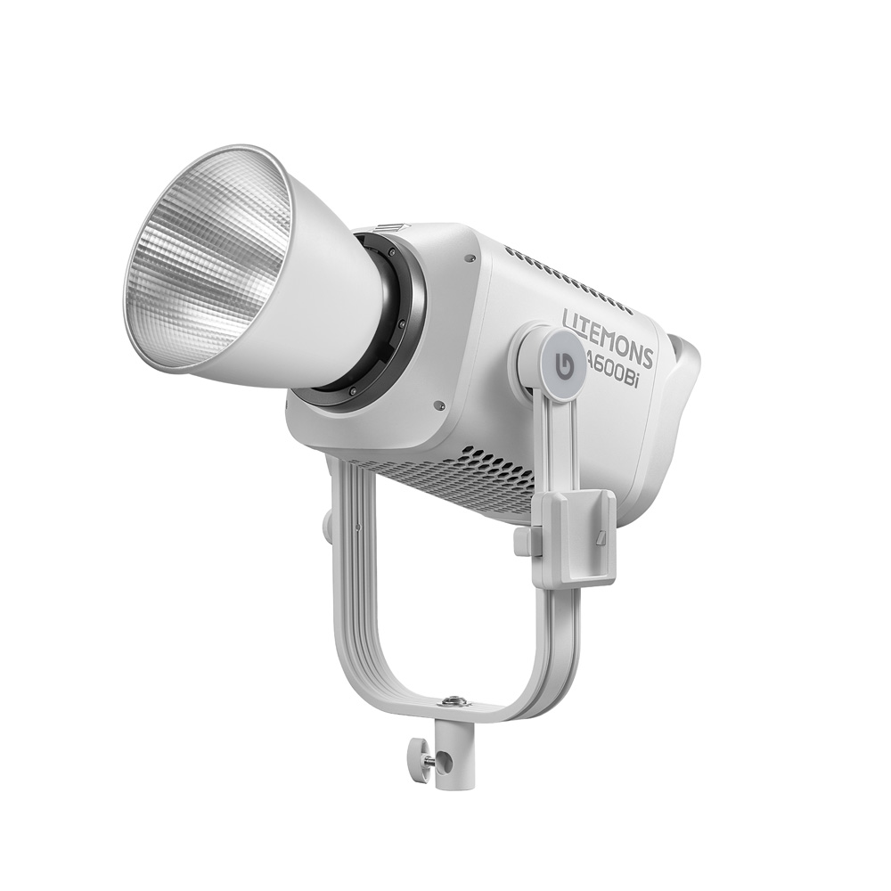Godox Litemons LA600BI BI-Color LED Video Light Kit Valkoinen, jossa on heijastava hopeinen kartio, on asennettu säädettävään kiinnikkeeseen ja näytetään valkoista taustaa vasten.