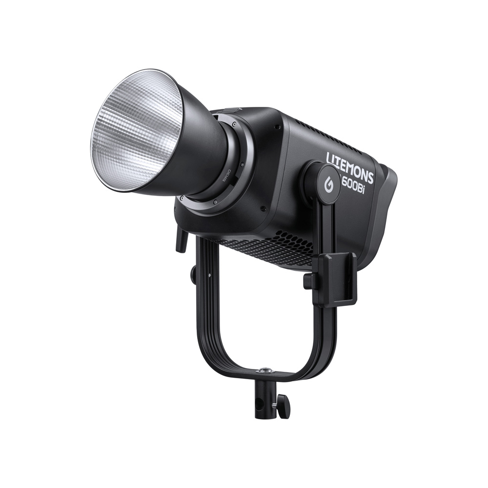 Godox Litemons LA600BI BI-Color LED Video Light Kit Musta -valosarjassa on hopeinen heijastin, ja se on asennettu mustaan säädettävään jalustaan joustavaa studioasennusta varten.