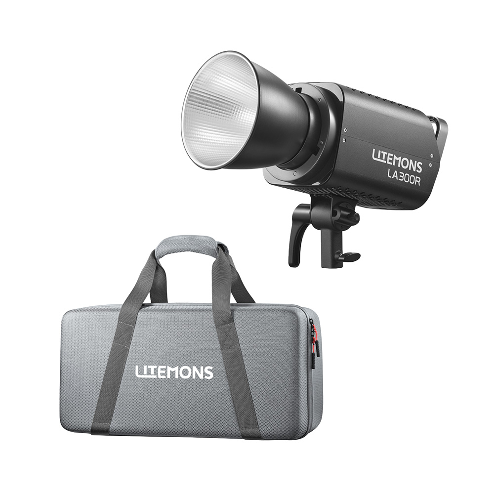 Godox Litemons LA300R RGB LED Video Light Kit Musta, jossa on heijastin, asennettuna kiinnikkeeseen, näkyy harmaan kantolaukun yläpuolella, jossa on mustat kahvat ja punainen vetoketju, molemmissa on merkintä LITEMONS.