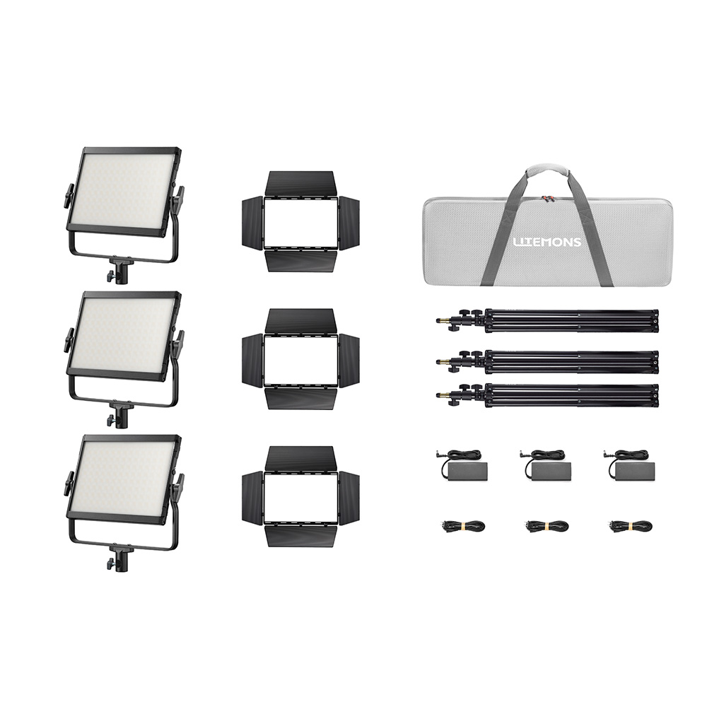 Godox Litemons LP1200Bi Bi-Color LED-valopaneeli 3 valoa Musta Kit sisältää kolme LED-paneelia, lato-ovet, jalustat, virtasovittimet, virtajohdot ja harmaan kantolaukun - kaikki siististi järjestettynä valkoisella pohjalla.
