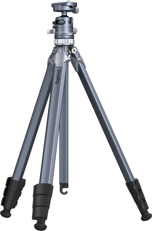 SmallRig 4222 Lightweight Travel Tripod AP-02 -kolmijalka on harmaa ja musta kolmijalka, jossa on säädettävät jalat, kumijalat ja kuulapääkiinnitys, kuvassa pystyasennossa valkoisella pohjalla. SmallRig-brändi näkyy yhdessä jalassa.