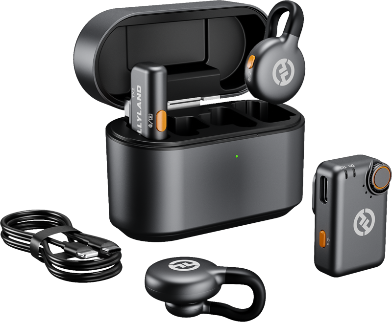 HOLLYLAND LARK M2S COMBO langaton lavalier-mikrofoniyhdistelmä (avaruusharmaa) näkyy latauskotelon, USB-C-kaapelin, kahden mikrofonin ja pienikokoisen vastaanottimen kanssa, jossa on oranssi painike, kaikki valkoisella pohjalla.