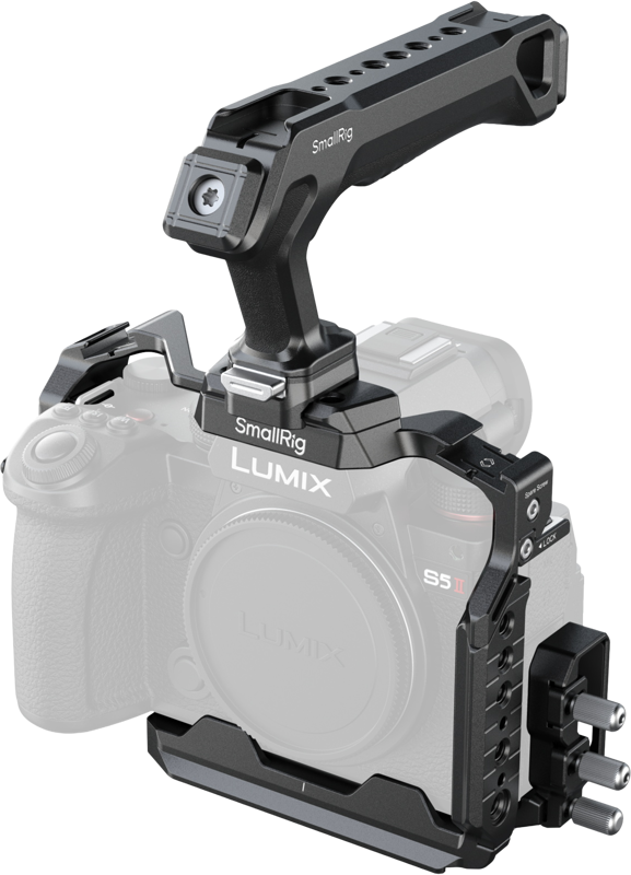 SmallRig 5752 Cage Kit Panasonic G9 II/S5 II/S5 II X -kehikko, jossa on yläkahva, on asennettu LUMIX-kameraan ja tarjoaa suojaa ja kiinnityspisteitä. Kameran objektiivi ja jotkin rungon ominaisuudet ovat osittain haalistuneet.