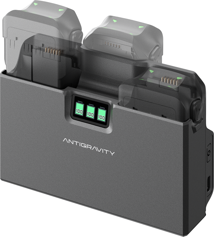 Harmaa Antigravity A1 Charging Hub -laturi, jossa on digitaaliset näytöt 100 %:ssa ja kaksi akkua, joissa kummassakin näkyy vihreä merkkivalo.