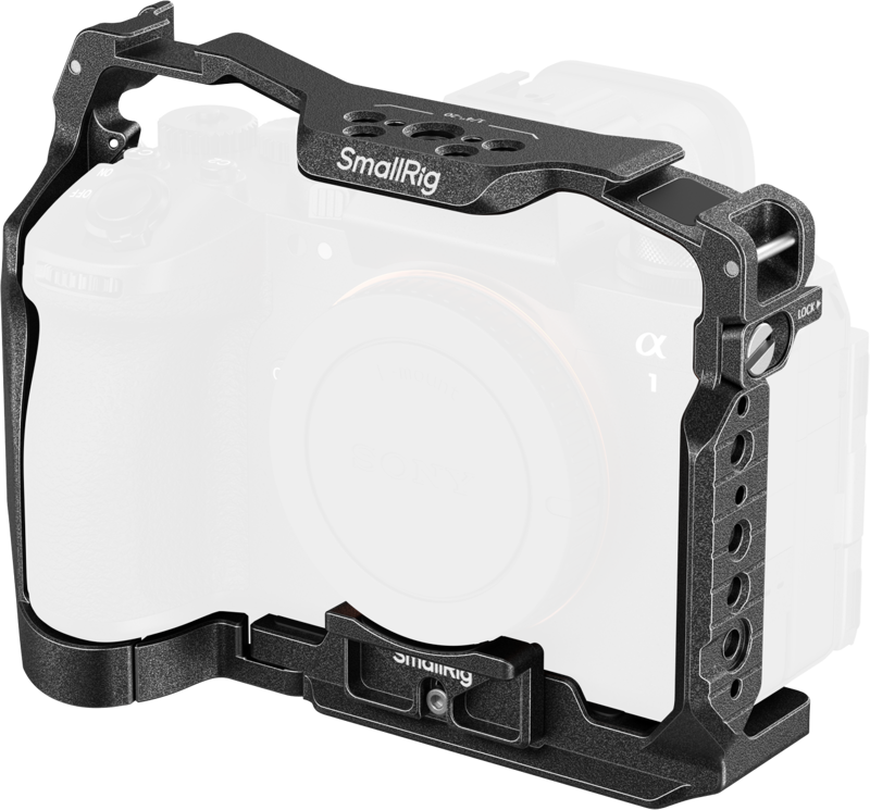 Musta SmallRig 5642 Sony Alpha 1 II / Alpha 9 III -kehikko asennetaan peilittömään kameraan, joka tarjoaa suojaa ja useita lisävarusteiden kiinnityspisteitä. Kamera on osittain näkyvissä vankan metallihäkin sisällä.