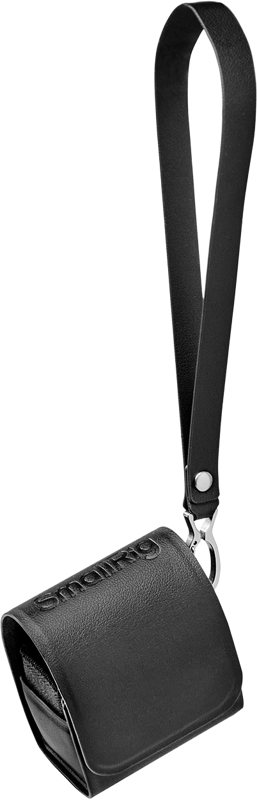 SmallRig 5253 suojapussi DJI Mic Mini -lähettimille on pieni musta nahkapussi, jossa on läppäsuljenta, kohokuvioitu logo ja metallinen lukko, joka on kiinnitetty sopivaan mustaan hihnaan.