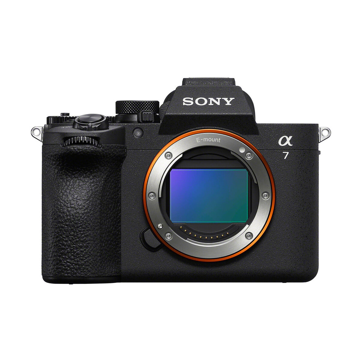 Sony A7 V -järjestelmäkameran etukuvassa näkyy objektiivin kiinnitys, kenno, säätimet ja valitsimet sen mustassa kuvioidussa rungossa.